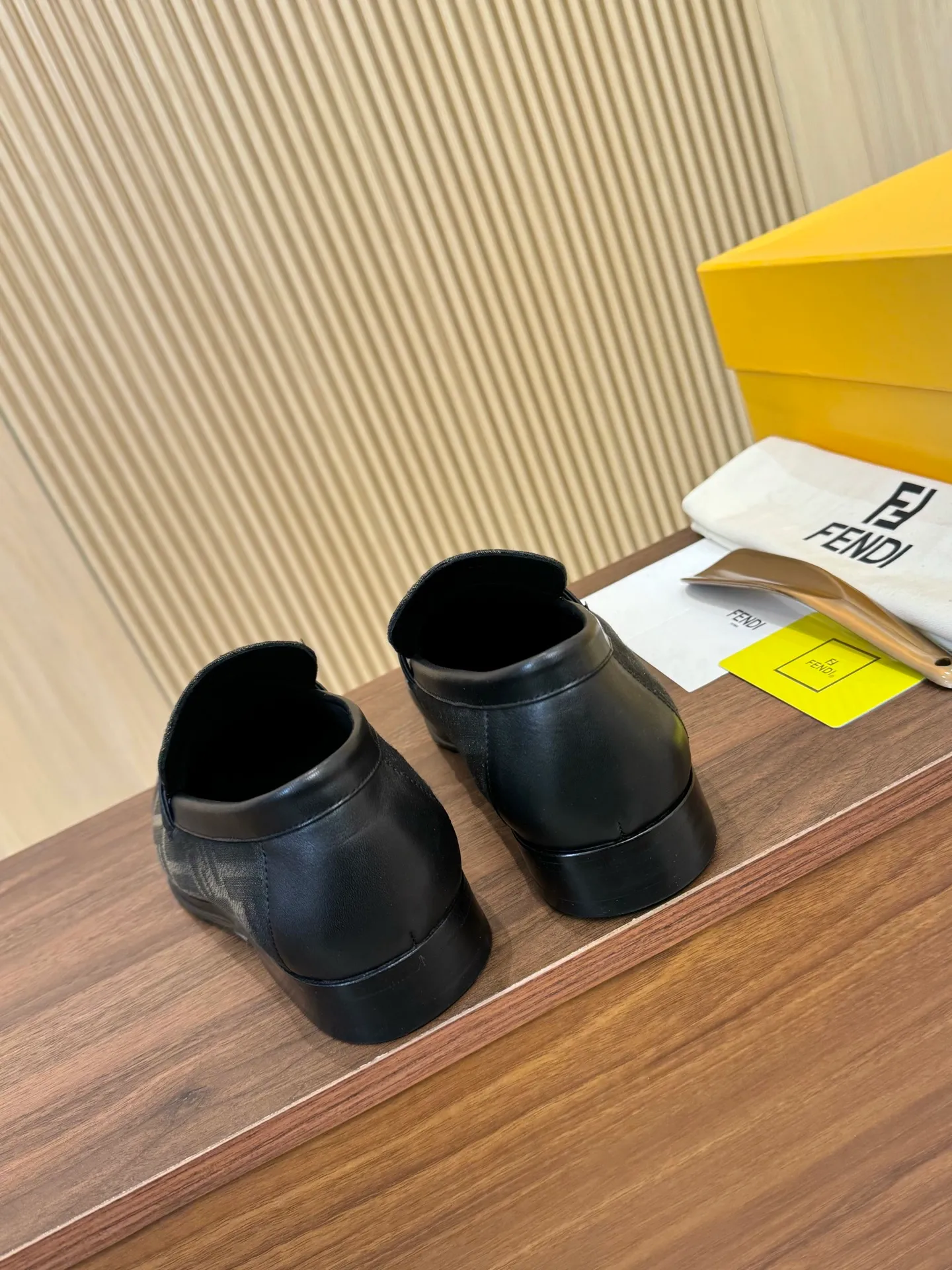 [FENDI] Top P: 980💰 ▪️Size: Men's 39-44. (Customized at 38.45.46) Fendi men's business casual leather shoes Imported brand cloth/calfskin/open edge beads/brand logo printing -Inside: Comfortable cowhide lining -Outsole: Genuine leather outsole with rubber backing embedded in the heel, perfect injection molding -Ultra-high quality control·Fine workmanship: highlighted (high-end·luxury·grade)